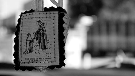 Como usar o escapulário de Nossa Senhora do Carmo?